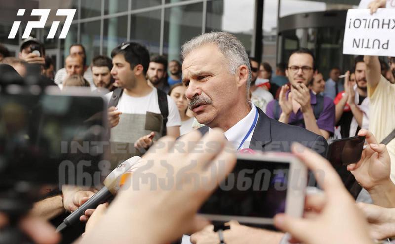 აგრესორთან დათმობაზე არ უნდა წავიდეთ, ის უნდა შევაჩეროთ - უკრაინელი დეპუტატის კომენტარი, რომელიც "რედისონთან" მოქალაქეებს შეუერთდა