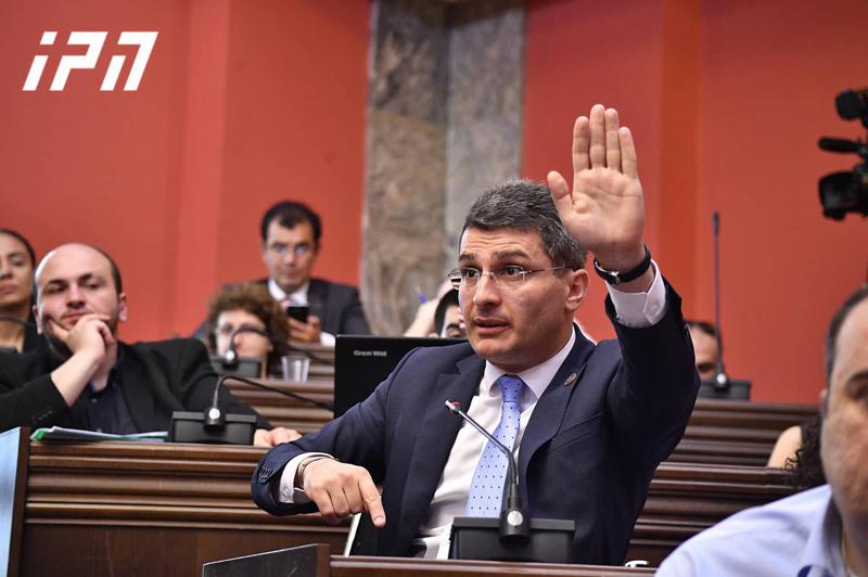 მამუკა მდინარაძე ირაკლი აბესაძეს - სულ გააფრინე? შენ მე მიშა სააკაშვილი ხომ არ გგონივარ?