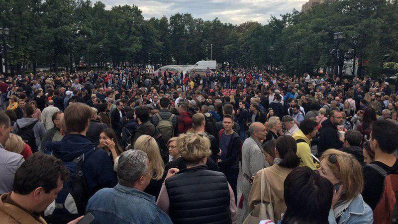 "ჩვენ არ წავალთ!" - მოსკოვის ცენტრში სამართლიანი არჩევნების ჩატარების მოთხოვნით აქცია გაიმართა