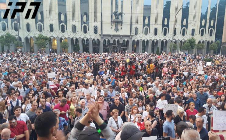 რუსთაველის გამზირზე საავტომობილო მოძრაობა გადაიკეტა, "ქართული ოცნების" ოფისში კი ბრიფინგი დაინიშნა