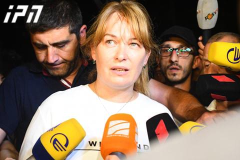 აქციაზე სანდრა რულოვსი მივიდა, რასაც შეკრებილების ნაწილის უკმაყოფილება მოჰყვა