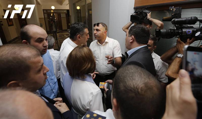 პარლამენტის ფოეიში დეპუტატი სალომე სამადაშვილი ცუდად გახდა