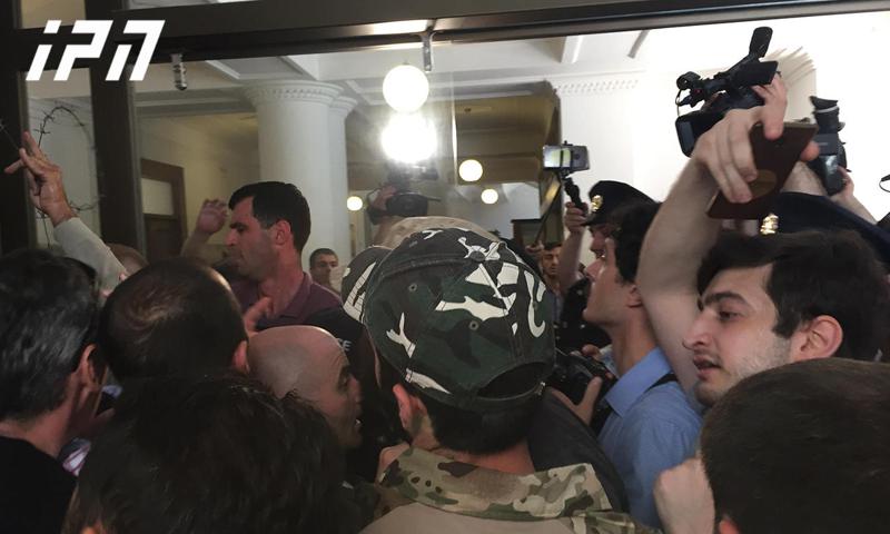 რა ვითარებაა პარლამენტთან - სამოქალაქო აქტივისტები შენობაში შესვლას ცდილობდნენ