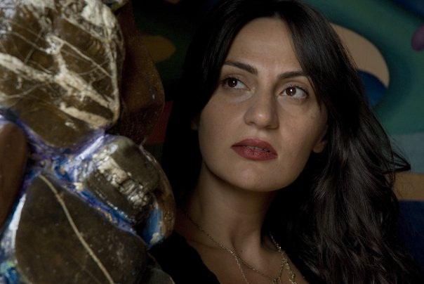 „მწერლები, რომლთა მკითხველი ვიყავი, ახლა უკვე ჩემს წიგნზე საუბრობდნენ“- თეონა დოლენჯაშვილის პირველი წიგნის ამბავი