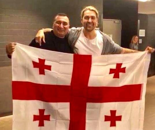 "მსმენელი 3 საათის განმავლობაში თავს სხვა სამყაროში იგრძნობს" - დავით ოქიტაშვილი სუპერვარსკვლავი მევიოლინეს თბილისში ვიზიტის დეტალებს ამხელს