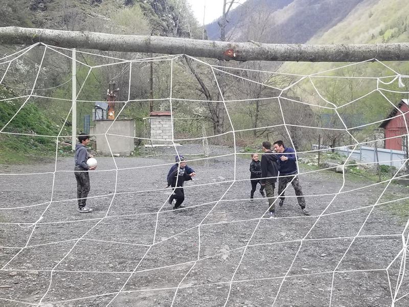 „ბავშვებს რომ ეკითხებოდნენ  რა ამოგიტანოთო ხმას არავინ იღებდა, სად იციან  მთის ბავშვებმა წუწუნი. აქ მთაში ბავშვობაც სხვანაირია“