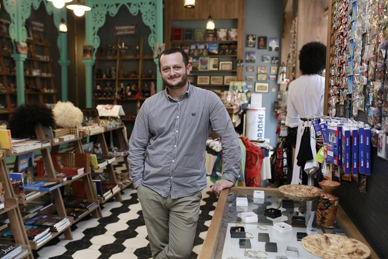 ქართველი ხელოვანის უნიკალური ნაკეთობები კოჟრით: "დედამიწის მასშტაბით ეს ბიზნესი ეკუთვნის ინგლისის დედოფლის ოჯახს"