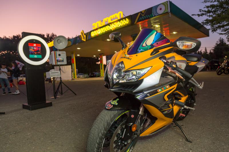 „ვისოლის“ თვითმომსახურების პირველი ავტოგასამართი სადგური - 15 თეთრამდე ფასდაკლება საწვავზე, განსხვავებული გარემო და ექსტრემალური შოუ