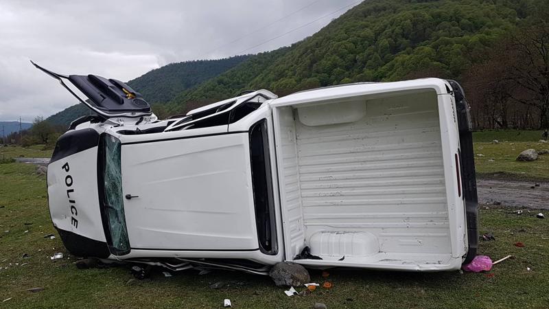 პოლიციის დამტვრეული მანქანები, ცეცხლმოკიდებული სამშენებლო ტექნიკა - ფოტოები პანკისიდან
