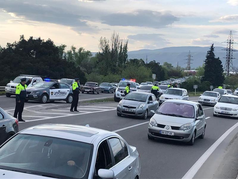 ინფორმაცია მათთვის, ვინც თბილისში ბრუნდება - რა ვითარებაა დედაქალაქის შემოსასვლელთან (ფოტოები)