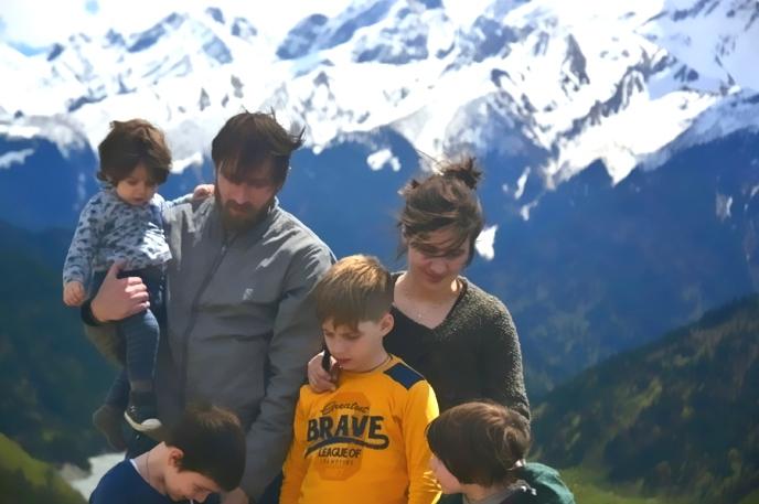 "ამ საქციელით მინდოდა სხვებისთვისაც მაგალითი მეჩვენებინა" - 5 შვილიანი ოჯახი, რომელმაც თბილისში ცხოვრებას რაჭის მთები არჩია