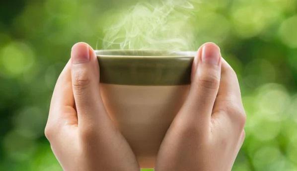 რატომ უნდა დალიოს ყველა ქალმა დილით 1 ჭიქა ცხელი წყალი