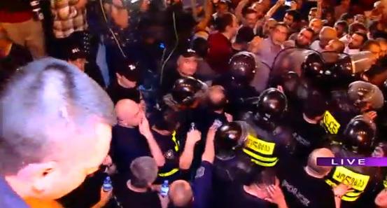 პოლიციელები აქციის მონაწილეებსა და ჟურნალისტებს წყალს ურიგებენ