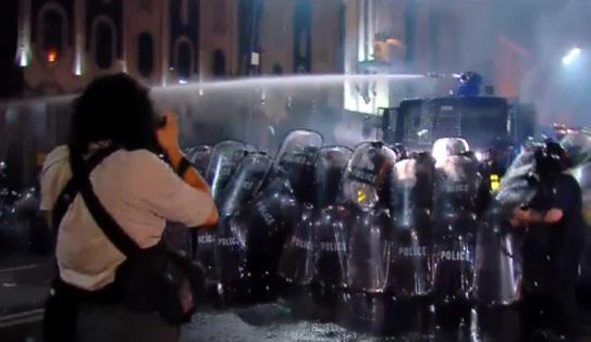 LIVE: სპეცრაზმმა დემონსტრანტების წინააღმდეგ წყლის ჭავლი გამოიყენა - რა ვითარებაა რუსთაველზე