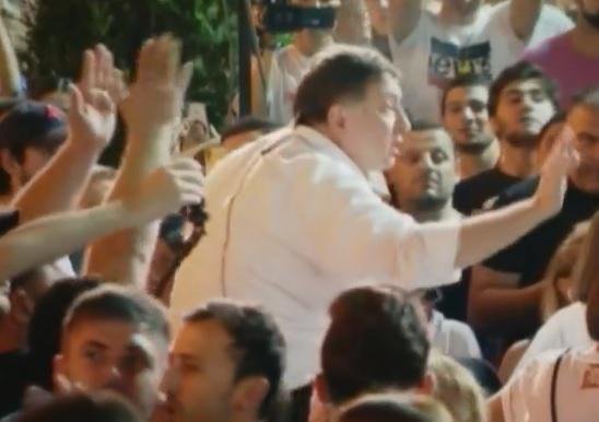 გიგი უგულავას აქციაზე ბოთლები ესროლეს და წასვლა მოსთხოვეს