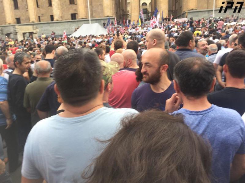 პარლამენტის წინ შეკრებილმა მოქალაქეებმა რუსთაველის გამზირი გადაკეტეს