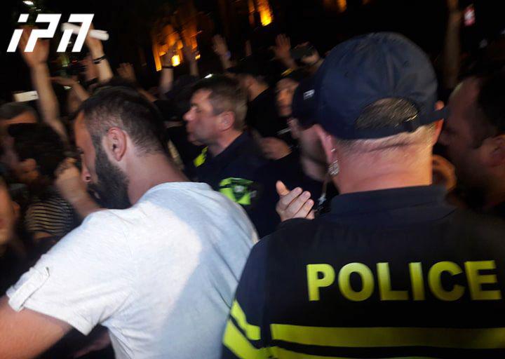 შეხლა-შემოხლა მოსწავლე-ახალგაზრდობის სასახლესთან, აქციის მონაწილეებსა და პოლიციას შორის