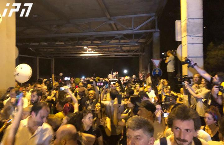 აქციის მონაწილეები ბიძინა ივანიშვილის ბიზნესცენტრთან მივიდნენ