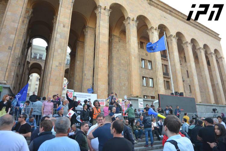 პარლამენტთან აქცია განახლდა