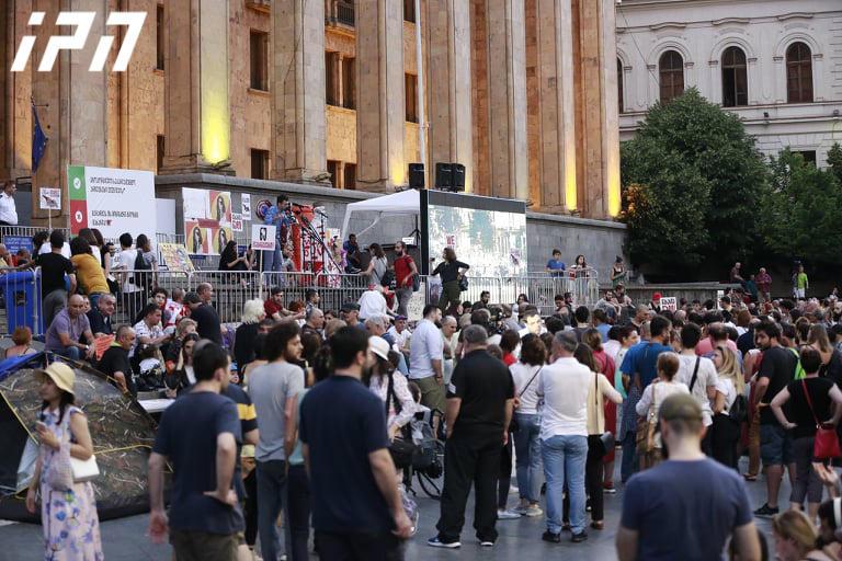 პარლამენტთან გიორგი გახარიას გადადგომის მოთხოვნით აქცია განახლდა