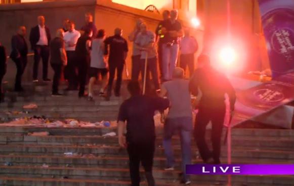 რუსთაველის გამზირზე დაკავებები მიმდინარეობს - ადგილზე სიტუაცია კვლავ დაიძაბა