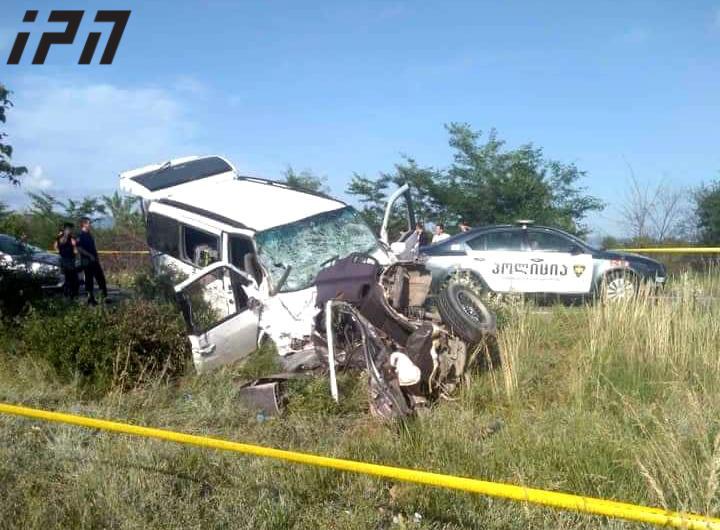 მაგისტრალზე "მინივენი" BMW-ს შეეჯახა - გარდაცვლილია ერთი და დაშავებულია შვიდი ადამიანი, მათ შორის 2 წლის ბავშვი