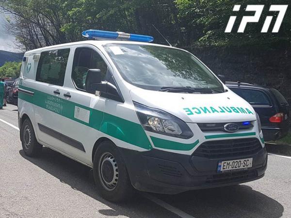 ქობულეთში ავტომობილი ხეს შეეჯახა - გარდაცვლილია ერთი და დაშავებულია სამი ადამიანი