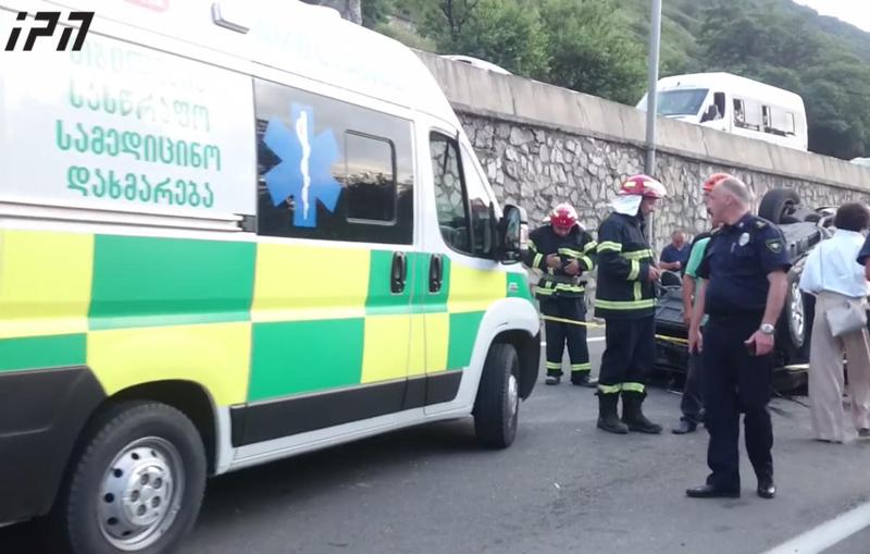 ზაჰესთან ავტომობილი, რომლითაც მოზარდები სკოლის ბანკეტზე მიდიოდნენ, კედელს შეეჯახა