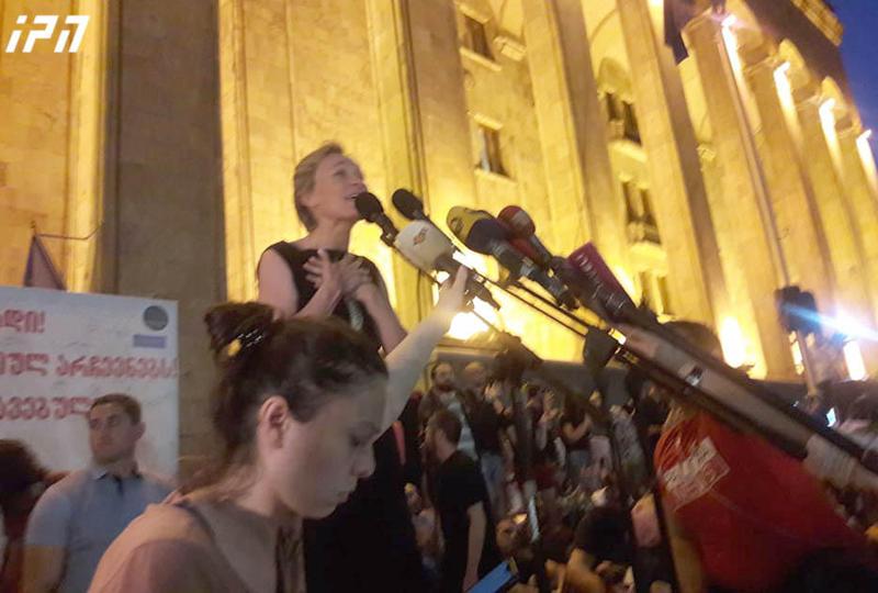 აქციაზე მაკა ჩიჩუამ და უშიშროების საბჭოს ყოფილმა მდივანმა დავით რაქვიაშვილმა იმღერეს (ვიდეო)
