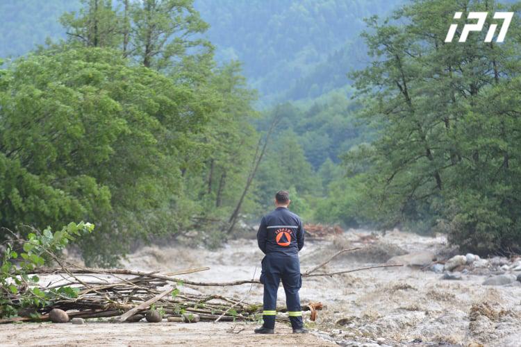 ჭიათურა-საჩხერის გზაზე მეწყერი ჩამოწვა
