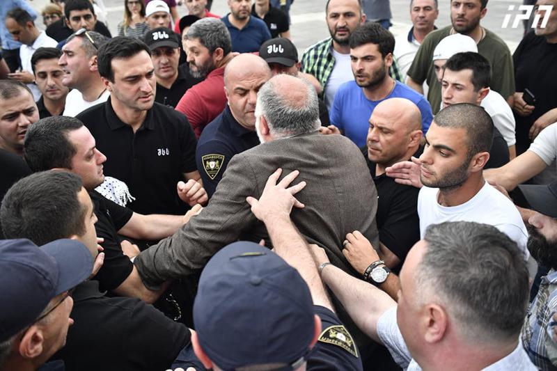 ხმაური მთავრობის კანცელარიასთან - ადგილზე, სადაც ლგბტ აქტივისტები აქციის გამართვას აპირებდნენ, ლევან ვასაძე მივიდა