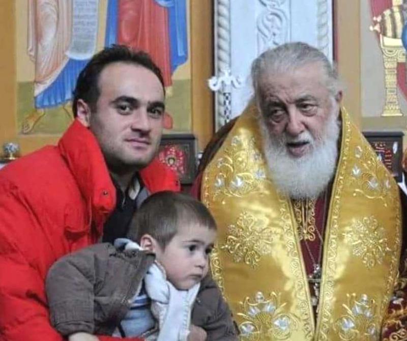 კახეთიდან ფქვილით დატვირთულ მანქანას გამოყოლილი პატარა ბიჭი პატრიარქმა აღზარდა - დღეს ის მსოფლიოში წარმატებული მომღერალია