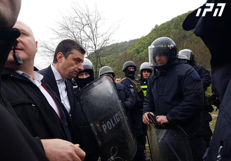 "ახლა რა გინდათ, უნდა დამკითხოთ?! - გაიღიმეთ" - პანკისში ჩასული გიორგი გახარია ჟურნალისტებს