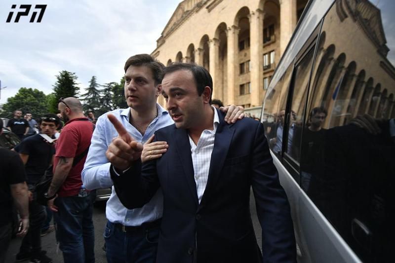 დაპირისპირება პარლამენტთან მიმდინარე აქციაზე - ვატო შაქარიშვილი და ჯაბა ჯიშკარიანი ტერიტორიიდან გაიყვანეს