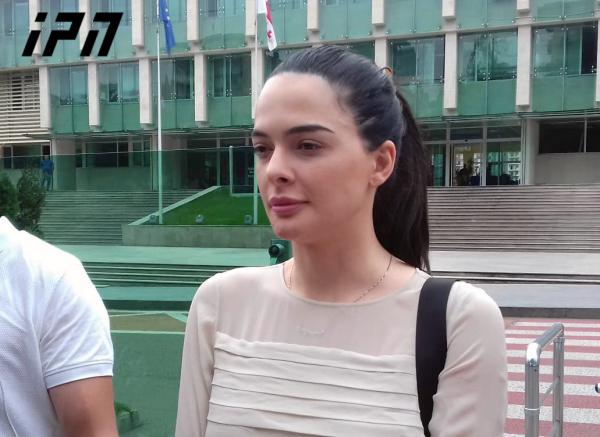 "საუბარია, თითქოს კისერში აკოცა, ჩაეხუტა, თუმცა არ წერია, რამ შეუშალა ხელი განზრახვა სისრულეში მოეყვანა" - ჯიშკარიანის ადვოკატი ბრალდების დეტალებზე