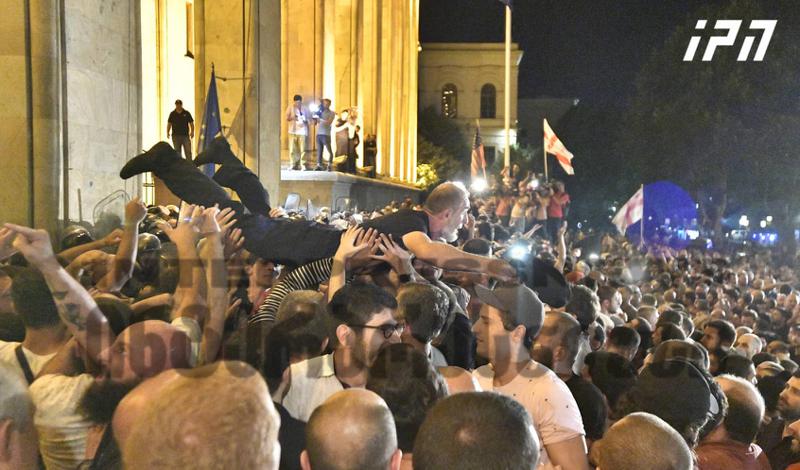 აქციიდან მალხაზ მაჩალიკაშვილი ხელში აყვანილი გამოიყვანეს