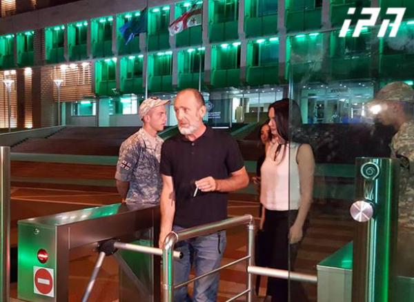 რამდენიმე საათიანი დაკითხვა დასრულდა - რა განაცხადა სუს-იდან გამოსულმა მალხაზ მაჩალიკაშვილმა