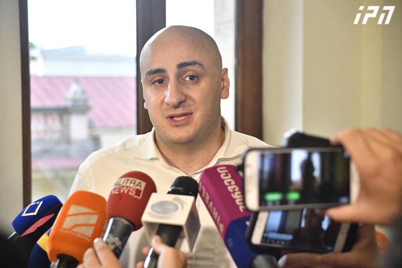 "გუშინ "ოცნების" დეპუტატი ვასილ ჩიგოგიძე შეხვედრას მთხოვდა, ექვსჯერ დამირეკა, თითს არ მივაჭერო და დღეს ისეთი მისცა ხმა, მგონი, ღილაკიც ჩაამტვრია" - ნიკა მელია