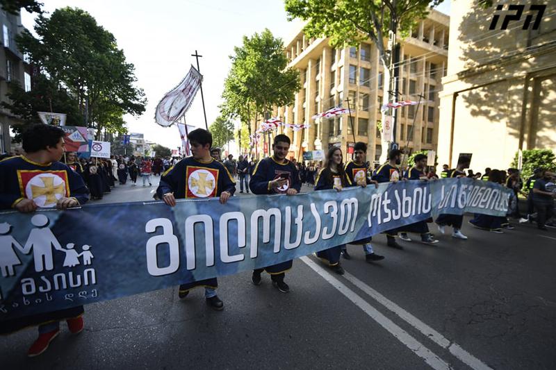 ფოტოგალერეა სახალხო მსვლელობიდან - როგორ აღნიშნეს მრევლმა და სასულიერო პირებმა ოჯახის სიწმინდის დღე