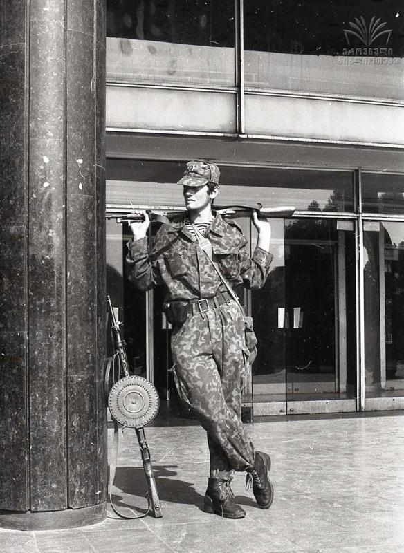 "კაცს ვერ ნახავდი, იარაღი რომ არ ჰქონოდა ჩამოკიდებული..." - ნაომარი ქვეყანა, მხედრიონი და 90-იანების თბილისური "საძმოები"