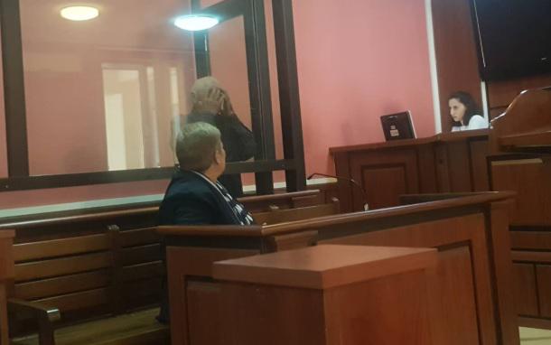 "წვეტიანი ტუფლებით კეფაში და თავში მირტყამდნენ" - 4 ადამიანის მკვლელობაში ბრალდებული ამბობს, რომ პოლიციელებმა მასზე იძალადეს