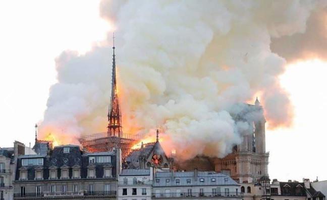 Le Figaro - პარიზის ღვთისმშობლის ტაძარში ცეცხლი სწრაფად ვრცელდება, მისი ლოკალიზება რთულია