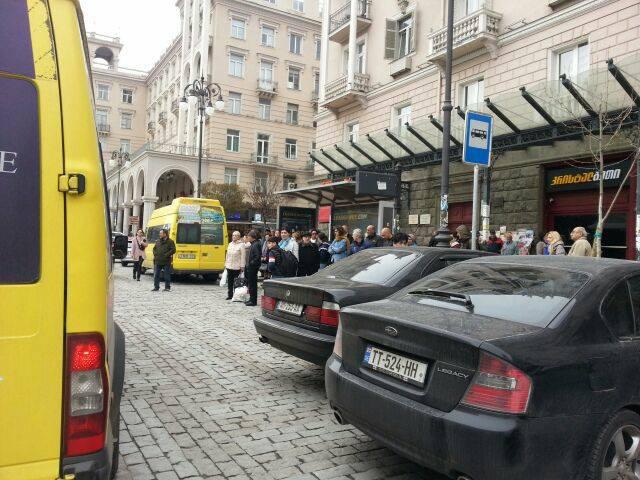 თბილისში ქუჩებში მანქანების უფასოდ პარკირება შესაძლოა, საერთოდ აიკრძალოს