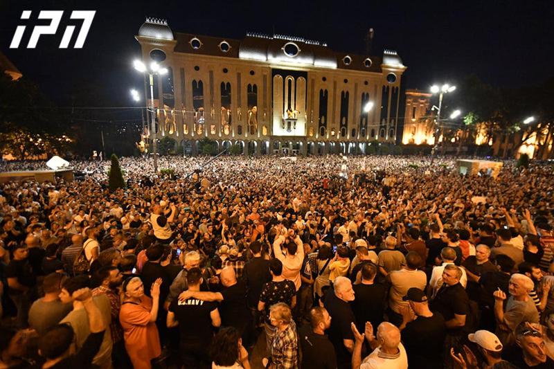 აქციის მონაწილეები გიორგი გახარიას ვადას 01:00 საათამდე აძლევენ