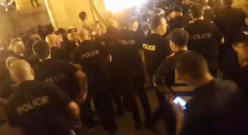 აქციის მონაწილეებსა და პოლიციას შორის დაპირისპირებაა - სამართალდამცველებს საგნებს ესვრიან