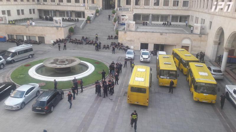 პარლამენტის ეზოში დიდი რაოდენობით პოლიციაა მობილიზებული