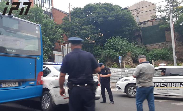 ღვინის აღმართზე სატვირთო ავტომობილი დაგორდა და სამი მანქანა დააზიანა (ფოტო)