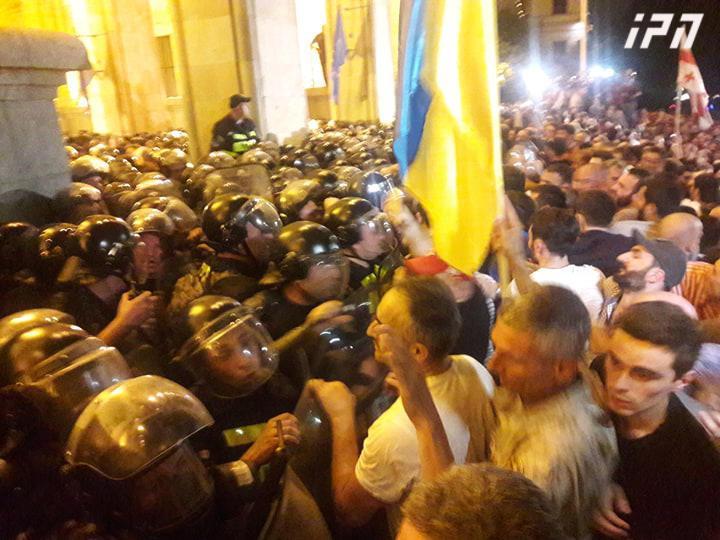 LIVE: პარლამენტთან სიტუაცია უკიდურესად დაძაბულია - აქციის მონაწილეებსა და პოლიციას შორის დაპირისპირება გრძელდება