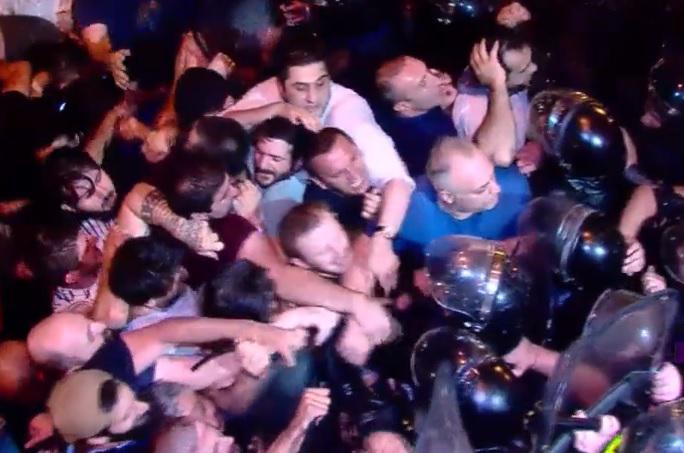 LIVE: პარლამენტთან ვითარება კვლავ დაიძაბა - აქციის მონაწილეებმა პოლიციელებს ბოთლები დაუშინეს
