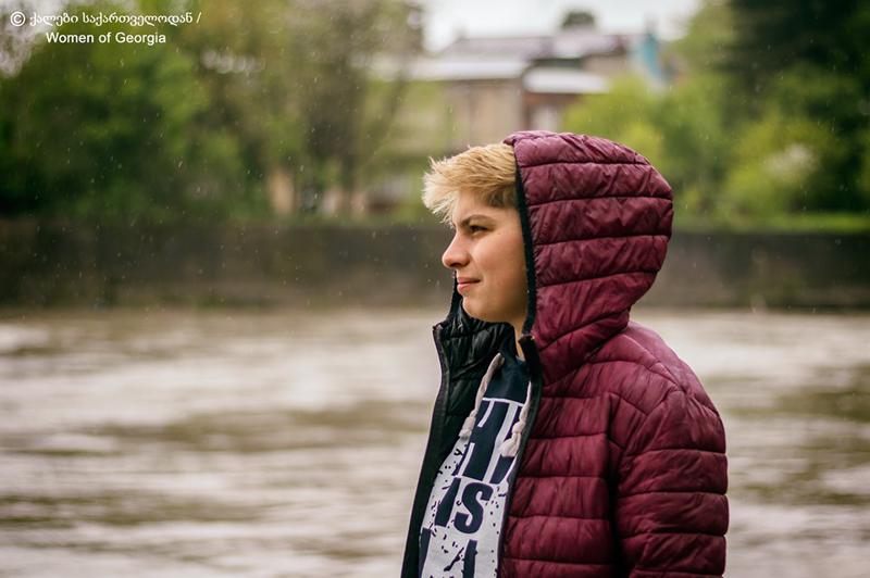 "ნასვამი დაბრუნდა... ძილში ვიგრძენი, რომ ტუჩებთან მკოცნიდა და ეს არ იყო მამის კოცნა!" - 24 წლის გოგონა ოჯახური ძალადობის მძიმე ისტორიით